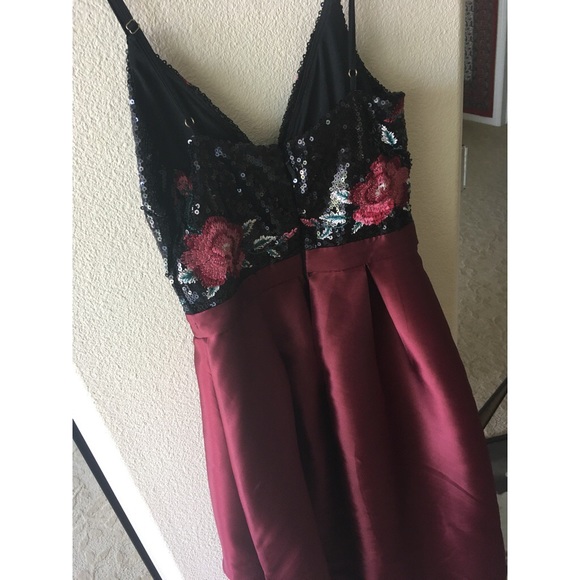 Soieblu Sequin & Embroidered Gown - Picture 6 of 8